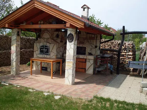 cocina exterior piedra jardin Barnizado de vigas de madera